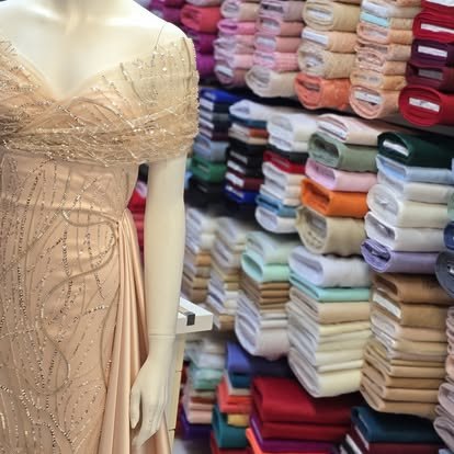 Svečana haljina na lutki ispred polica s tkaninama u poslovnici Tekstil-ka